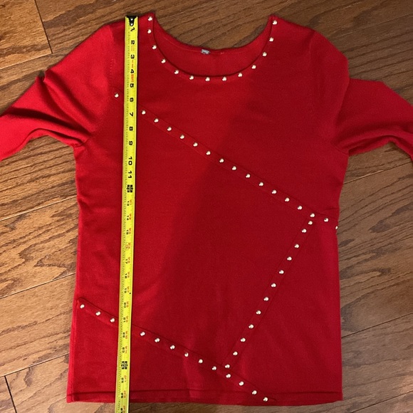 Questions Red oversized sweater with gold stones design. M - Picture 9 of 9